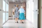 Seniori nad 85 rokov sa budú môcť na očkovanie prihlásiť aj telefonicky